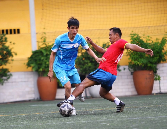 CLB Ph&oacute;ng vi&ecirc;n trẻ trong trang phục &aacute;o trong một pha tấn c&ocirc;ng.