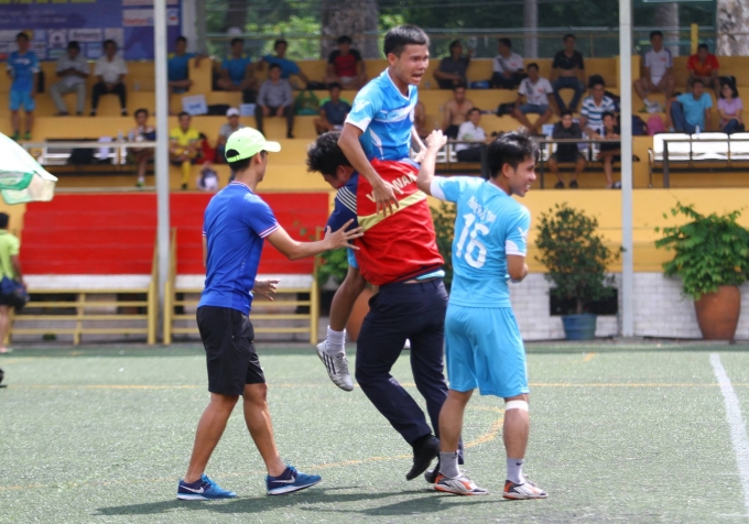 Ăn mừng b&agrave;n thắng.