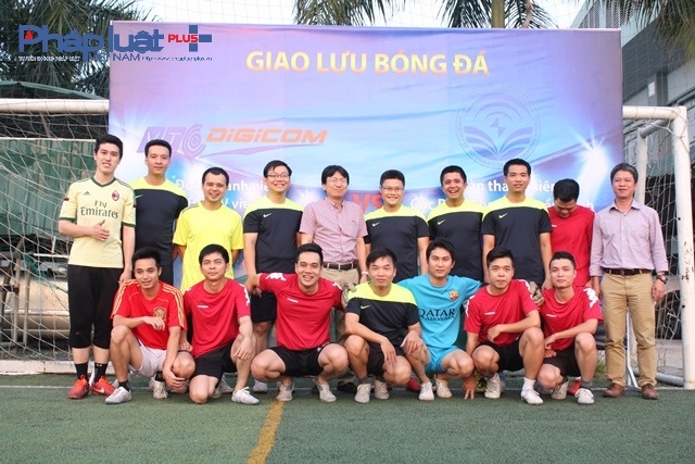 Tập thể đội b&oacute;ng chụp ảnh lưu niệm trước khi tham gia giải đấu.