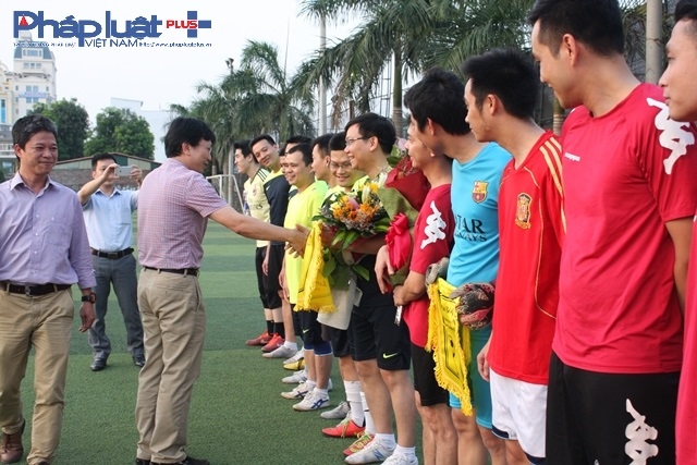 L&atilde;nh đạo hai cơ quan tặng hoa v&agrave; cờ lưu niệm ch&uacute;c mừng hai đội b&oacute;ng.