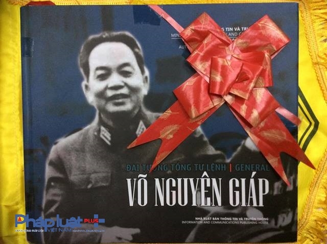 Tư liệu về Đại tướng, Tổng tư lệnh Qu&acirc;n đội nh&acirc;n d&acirc;n Việt Nam được Đo&agrave;n thanh ni&ecirc;n Cục trao tặng Đo&agrave;n thanh ni&ecirc;n VTC Digicom.