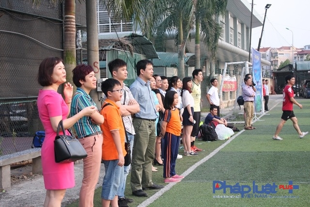 Giải đấu diễn ra trong kh&ocirc;ng kh&iacute; vui tươi, phấn khởi c&ugrave;ng tiếng h&ograve; reo của cổ động vi&ecirc;n xung quanh.