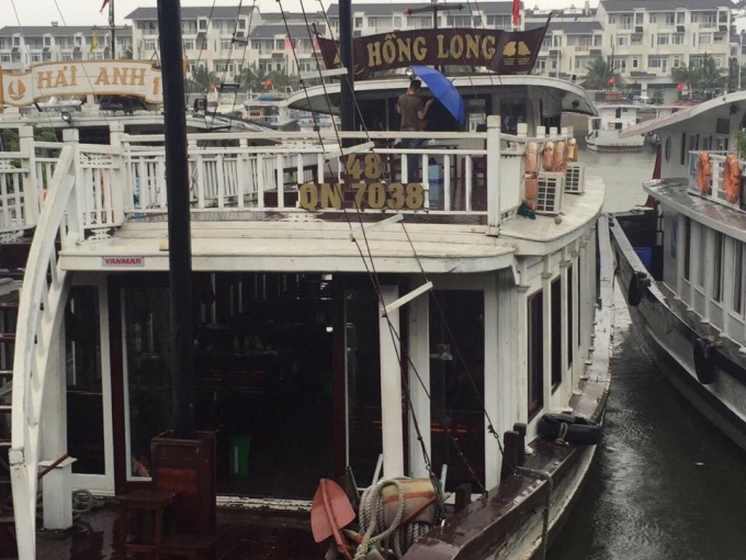 T&agrave;u Hồng Long, nơi du kh&aacute;ch bị