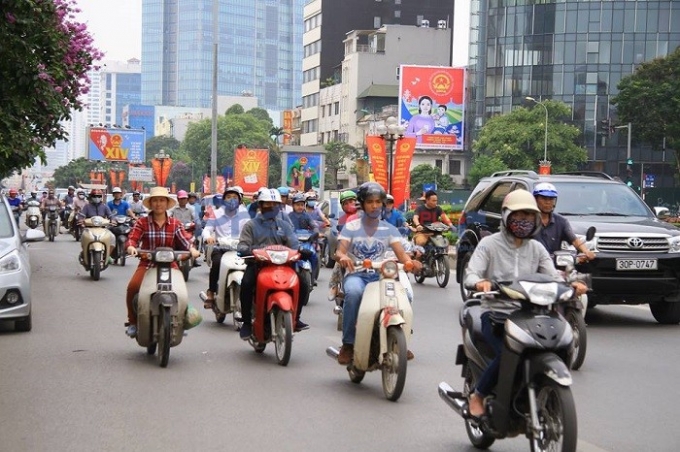 C&aacute;c con đường, tuyến phố tr&agrave;n ngập những băng r&ocirc;n tuy&ecirc;n truyền về bầu cử quốc hội kh&oacute;a XIV (Ảnh chụp tr&ecirc;n đường Liễu Giai - Ba Đ&igrave;nh - H&agrave; Nội).