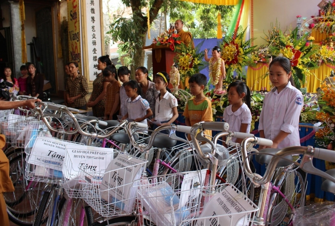 Trao tặng 25 chiếc xe đạp v&agrave; những phần qu&agrave; c&oacute; gi&aacute; trị cho c&aacute;c em học sinh c&oacute; ho&agrave;n cảnh kh&oacute; khăn.