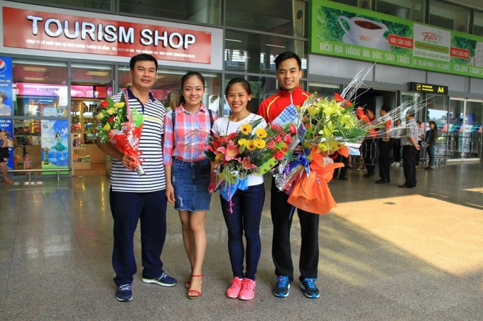 Nguyễn Thanh Ngưng(ngo&agrave;i c&ugrave;ng b&ecirc;n phải) v&agrave; chị g&aacute;i Nguyễn Thanh Ph&uacute;c(thứ 2 b&ecirc;n phải), c&ugrave;ng HLV Trần Anh Hiệp (ngo&agrave;i c&ugrave;ng b&ecirc;n tr&aacute;i).