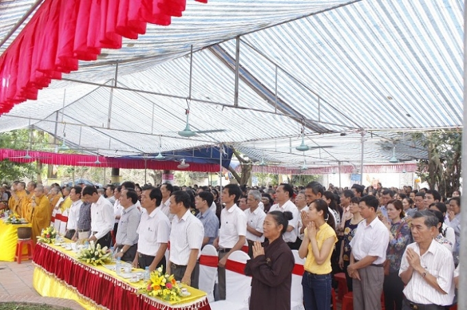 Lễ Phật Đản tại ch&ugrave;a Thụy Ứng c&oacute; sự tham dự của c&aacute;c tăng ni, phật tử, người hướng phật v&agrave; đại diện ch&iacute;nh quyền địa phương.