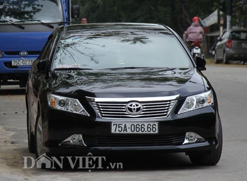 Xe Camry 3.5 biển số &ldquo;khủng&rdquo; d&aacute;n logo của Bộ C&ocirc;ng an g&acirc;y x&ocirc;n xao xứ Huế.