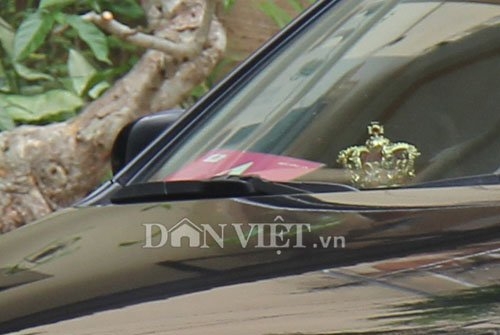 Logo c&ocirc;ng vụ Bộ C&ocirc;ng an được đặt ở ph&iacute;a trước b&ecirc;n phải của xe.