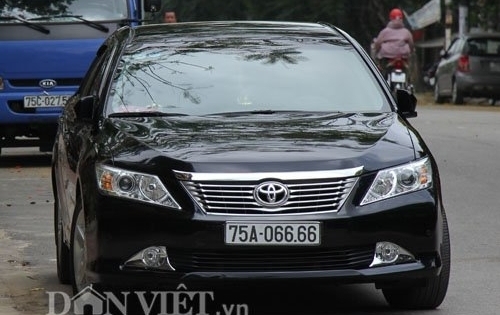 Huế: Xôn xao ôtô cá nhân biển số “khủng” dán logo Bộ Công an