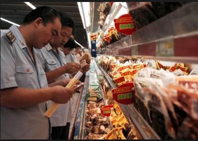 Thưởng đến 50 triệu đồng cho người&nbsp;tố gi&aacute;c thực phẩm bẩn. Ảnh minh họa