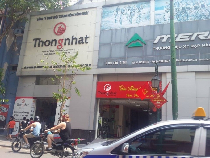 L&agrave; trụ sở c&ocirc;ng ty, đồng thời cũng l&agrave; cửa h&agrave;ng giới thiệu sản phẩm nhưng cửa h&agrave;ng tr&ecirc;n con phố trung t&acirc;m n&agrave;y lại kh&aacute; &iacute;t kh&aacute;ch qua lại.