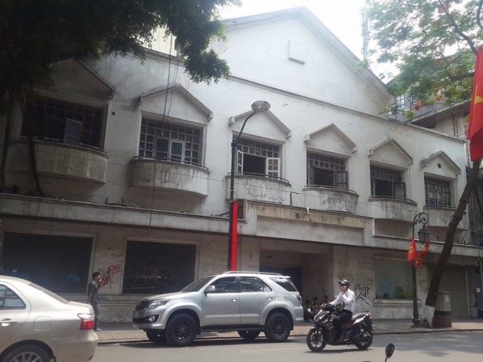 Ngay cạnh đ&oacute; l&agrave; khu đất số 10 Tr&agrave;ng Thi, c&oacute; diện t&iacute;ch 329,7m2.