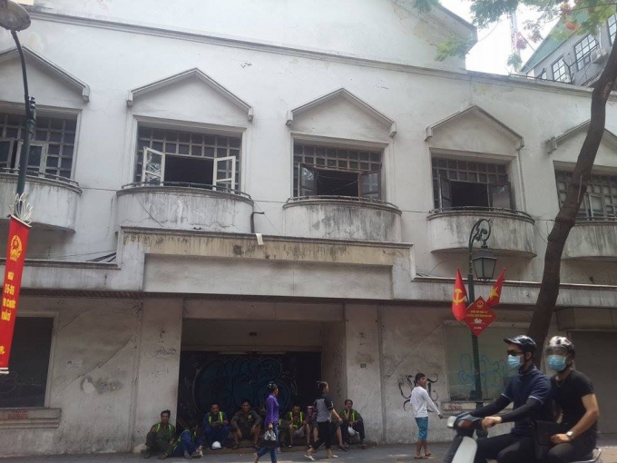 Nhiều năm nay, khu nh&agrave; n&agrave;y kh&ocirc;ng được khai th&aacute;c hoạt động m&agrave; bỏ kh&ocirc;ng d&ugrave; nằm tr&ecirc;n vị tr&iacute; đắc địa của Thủ đ&ocirc; H&agrave; Nội.