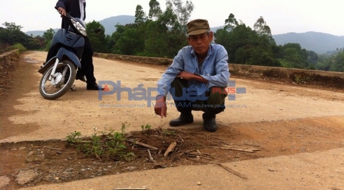 &Ocirc;ng S&iacute;nh chỉ đoạn gi&aacute;p nối của c&aacute;c khối b&ecirc; t&ocirc;ng.