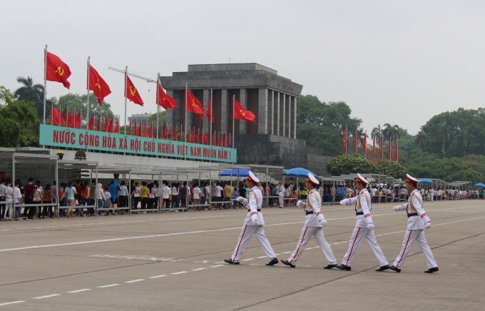 Đo&agrave;n người xếp h&agrave;ng ngay ngắn trước khi v&agrave;o viếng Người.