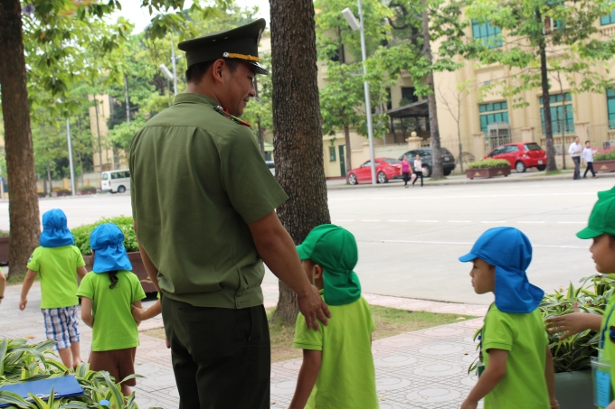 Những em nhỏ lần đầu v&agrave;o về thăm lăng B&aacute;c.