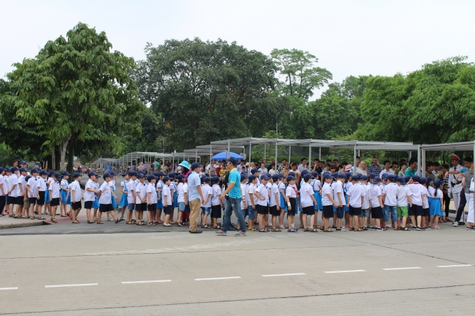 D&ugrave; trời nắng nhưng ai cũng h&aacute;o hức để được v&agrave;o viếng nh&acirc;n ng&agrave;y sinh của Chủ tịch Hồ Ch&iacute; Minh.