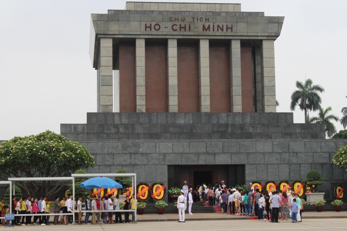 D&ograve;ng người xếp h&agrave;ng trước cổng lăng B&aacute;c.