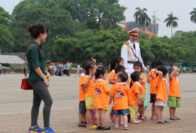 H&agrave; Nội: H&agrave;ng ng&agrave;n người xếp h&agrave;ng v&agrave;o viếng lăng Chủ tịch Hồ Ch&iacute; Minh
