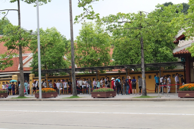 D&ograve;ng người xếp h&agrave;ng trước cổng kiểm tra an ninh.