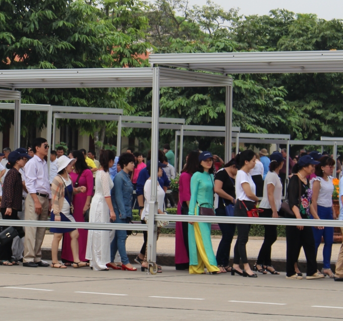 H&agrave; Nội: H&agrave;ng ng&agrave;n người xếp h&agrave;ng v&agrave;o viếng lăng Chủ tịch Hồ Ch&iacute; Minh
