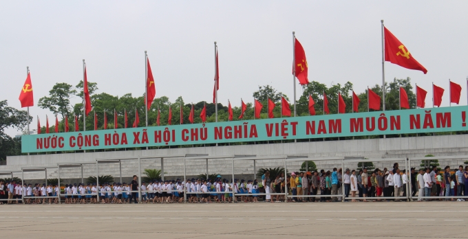 Cờ đỏ tung bay phấp phới trong những ng&agrave;y th&aacute;ng 5 lịch sử.