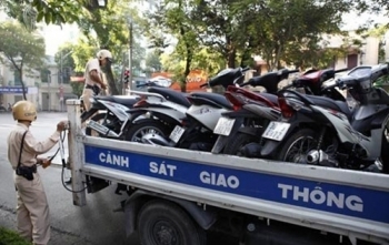 Lái xe taxi bức xúc vì CSGT Hải Dương bắt lỗi không ăn mặc đúng trang phục?!