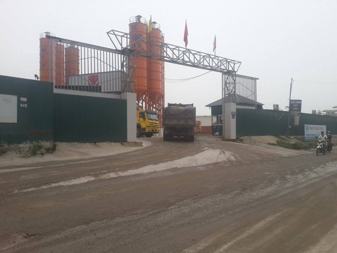 C&aacute;c xe tải chở nguy&ecirc;n vật liệu, xe chuy&ecirc;n chở b&ecirc; t&ocirc;ng vẫn ra v&agrave;o tấp nập v&agrave; chưa c&oacute; dấu hiệu dừng lại.