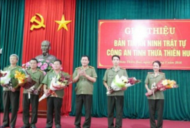 Đại t&aacute; L&ecirc; Quốc H&ugrave;ng, Gi&aacute;m đốc C&ocirc;ng an tỉnh Thừa Thi&ecirc;n &ndash; Huế tặng hoa Ban bi&ecirc;n tập bản tin ANTT C&ocirc;ng an tỉnh Thừa Thi&ecirc;n - Huế.