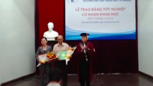Bố mẹ nhận bằng tốt nghiệp cho con trai đ&atilde; mất