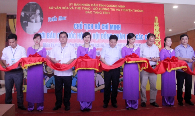 C&aacute;c Đại biểu cắt băng khai mạc triển l&atilde;m.