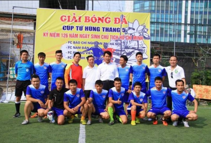 Đại biểu tham dự Lễ khai mạc chụp ảnh lưu niệm c&ugrave;ng với đội FC Nam Đ&agrave;n.&nbsp;