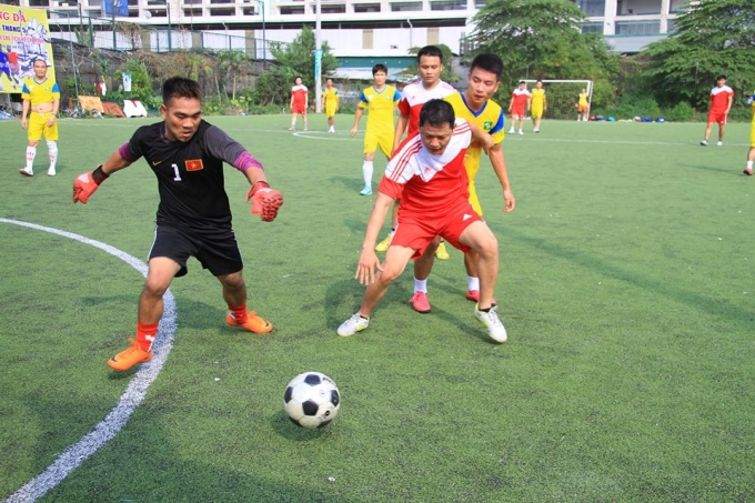 &nbsp;Trận đấu b&aacute;n kết giữa FC B&aacute;o ch&iacute; Nghệ An v&agrave; FC Doanh nghiệp Nghệ An diễn ra hấp dẫn, kịch t&iacute;nh v&agrave; c&oacute; nhiều b&agrave;n thắng đẹp được kh&aacute;n giả tr&ecirc;n s&acirc;n li&ecirc;n tiếp t&aacute;n thưởng.