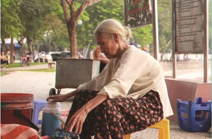 Cụ Nguyễn Thị Nhẫn - chủ qu&aacute;n tr&agrave; c&oacute;c khu hồ Giảng V&otilde;.