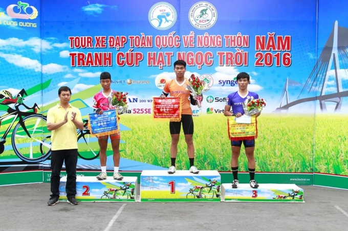 &Ocirc;ng Nguyễn Ngọc Vũ - TTK Li&ecirc;n đo&agrave;n Xe đạp- Moto Việt Nam trao thưởng cho c&aacute;c tay đua.