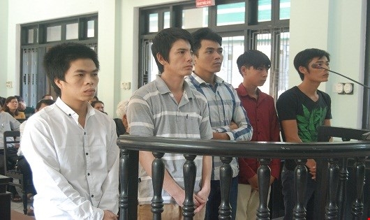 Đ&aacute;nh chết t&igrave;nh địch v&igrave; bị d&iacute; dao v&agrave;o cổ