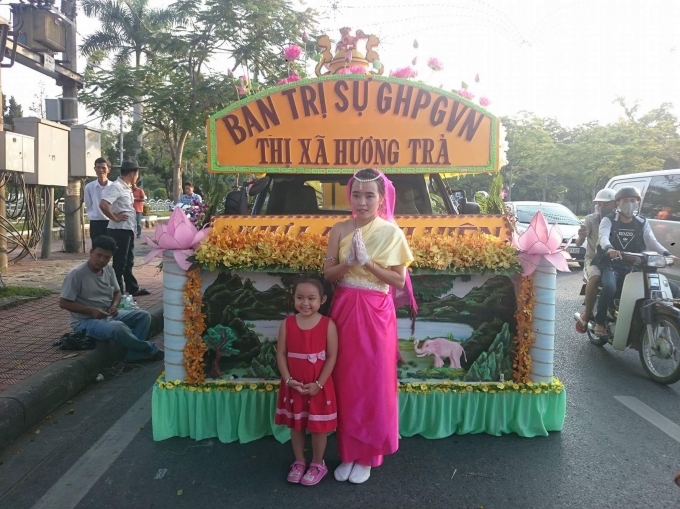 C&aacute;c Phật tử vui mừng ch&agrave;o đ&oacute;n một m&ugrave;a Phật đản mới lại về