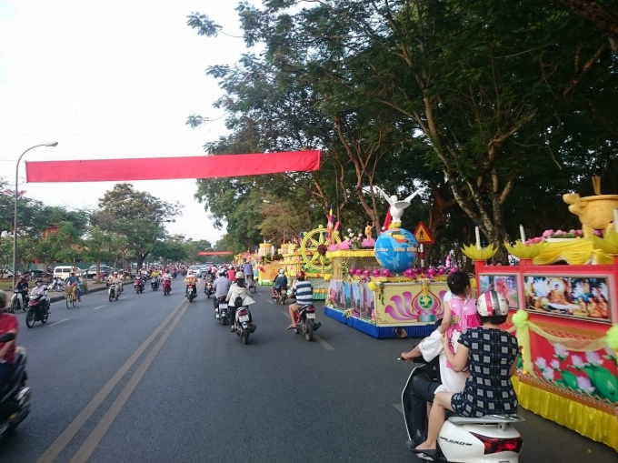 35 chiếc xe hoa được trang tr&iacute; lỗng lẫy diễu h&agrave;nh qua nhiều tuyến đường