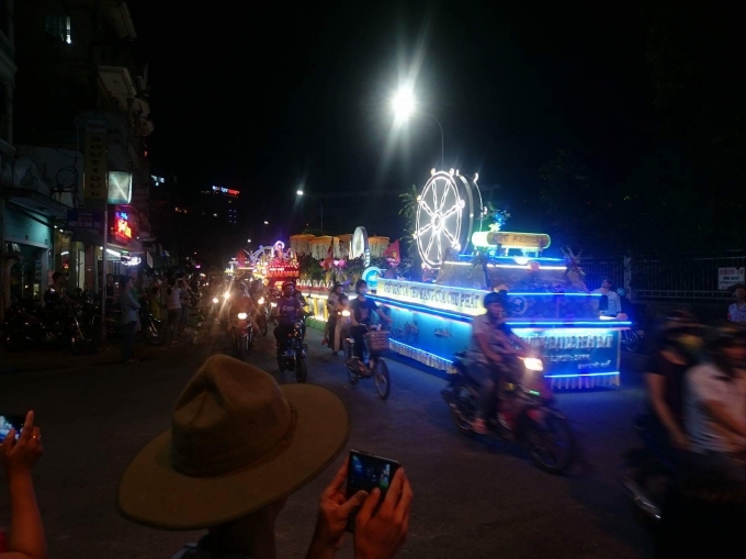 Người d&acirc;n h&aacute;o hức đ&oacute;n ch&agrave;o xe hoa