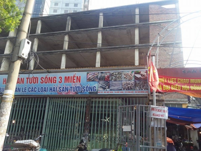 Tầng 1 đ&atilde; được sử dụng tạm cho một số hộ bu&ocirc;n b&aacute;n.