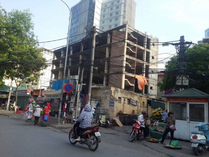 Để c&ocirc;ng tr&igrave;nh dang dở trong nhiều năm đ&atilde; g&acirc;y l&atilde;ng ph&iacute; v&agrave; mất mỹ quan khu vực quanh c&ocirc;ng tr&igrave;nh. Thế nhưng đến nay, dự &aacute;n vẫn chưa r&otilde; ng&agrave;y thi c&ocirc;ng trở lại.