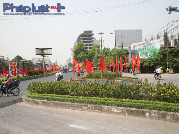 C&aacute;c l&aacute; cờ được treo l&ecirc;n khắp nơi.