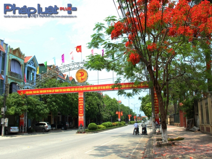 Đỏ rực c&ugrave;ng với m&agrave;u hoa Phượng Vỹ - m&agrave;u đặc trưng của m&ugrave;a h&egrave;.