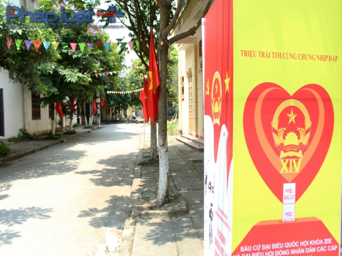 Đường v&agrave;o c&aacute;c địa điểm bỏ phiếu tại c&aacute;c ng&otilde; phố cũng được trang tr&iacute; kỹ lưỡng.