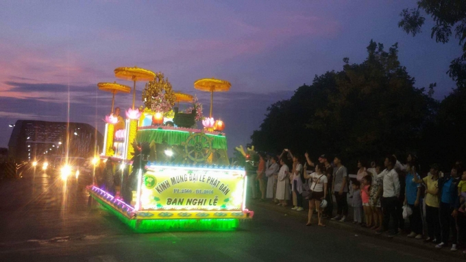 Ngay sau lễ khai Mộc dục, Đo&agrave;n rước Phật gồm 35 xe hoa tiến h&agrave;nh rước Phật từ ch&ugrave;a Diệu Đế đi qua c&aacute;c tuyến đường ch&iacute;nh ở TP Huế, sau đ&oacute; về ch&ugrave;a Từ Đ&agrave;m (lễ đ&agrave;i ch&iacute;nh của Đại lễ Phật đản tại Huế năm 2016)