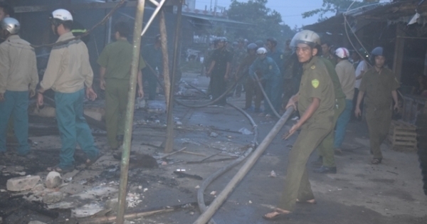 Thừa Thiên - Huế: Chợ Điền Hải xảy ra cháy lớn vào lúc 3h sáng