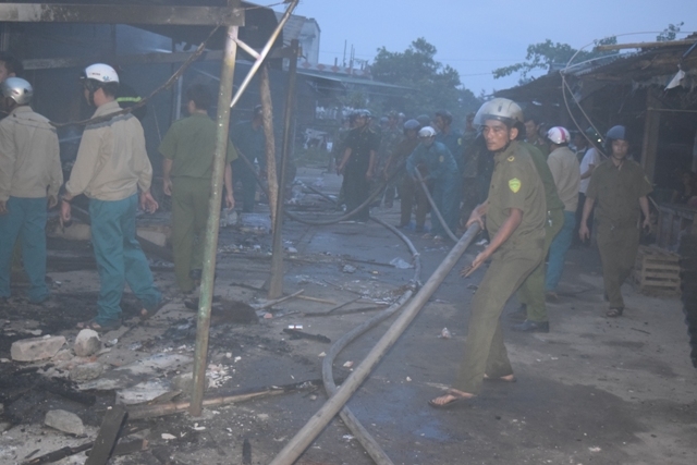 Lực lượng chức năng đang khống chế ngon lửa.