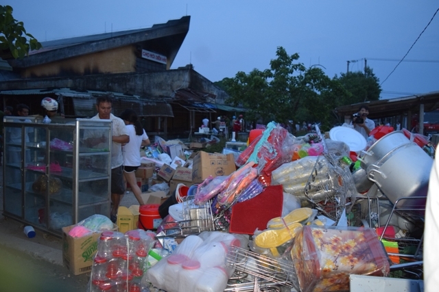 C&aacute;c mặt h&agrave;ng của tiểu thương kịp thời đưa ra ngo&agrave;i