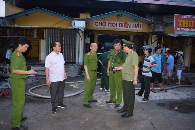Đại t&aacute; L&ecirc; Quốc H&ugrave;ng - Gi&aacute;m đốc C&ocirc;ng an tỉnh Thừa Thi&ecirc;n - Huế (đội mũ) c&oacute; mặt tại hiện trường để chỉ đạo v&agrave; điều tra nguy&ecirc;n nh&acirc;n, khắc phục hậu quả.